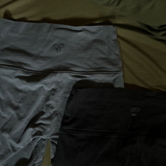 Aritzia TNA athleisure shorts - Picture 2 of 2